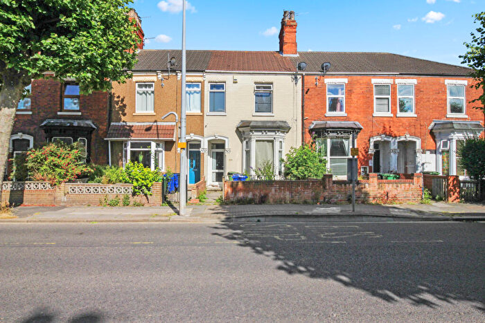 4 Bedroom Terraced House For Sale In Hainton Avenue, Grimsby, DN32
