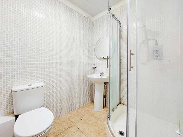 2 Bedroom Apartment For Sale In Shaftesbury Avenue, Harrow, HA2