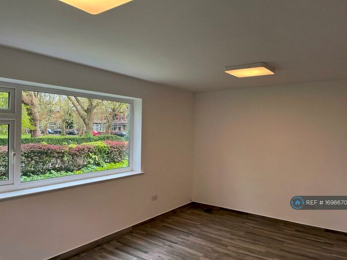 2 Bedroom Flat To Rent In Thornton Court, Manchester, M16