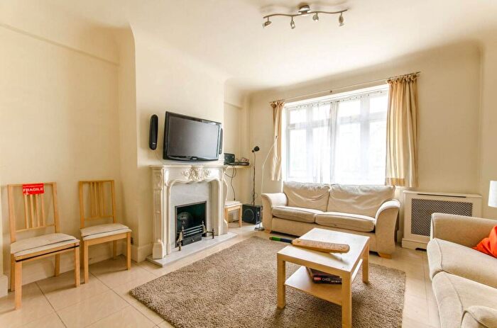3 Bedroom Flat To Rent In Hall Road, St John's Wood, London, NW8