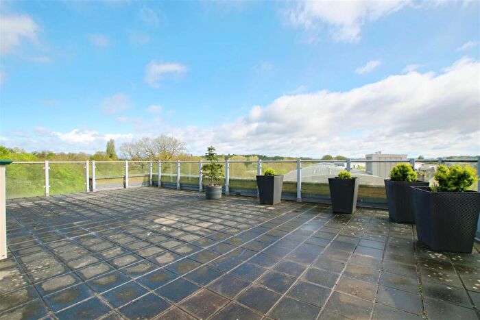 2 Bedroom Flat For Sale In Elder Court, Mead Lane, Hertford, SG13
