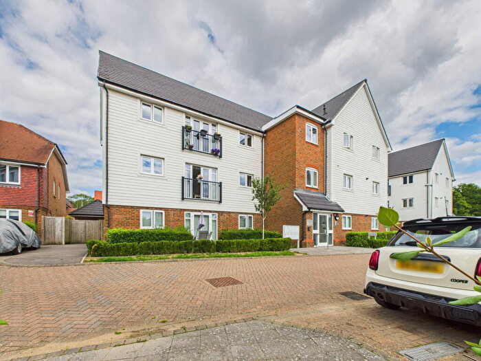 2 Bedroom Flat For Sale In Bricklayer Lane, Faygate, West Sussex, RH12