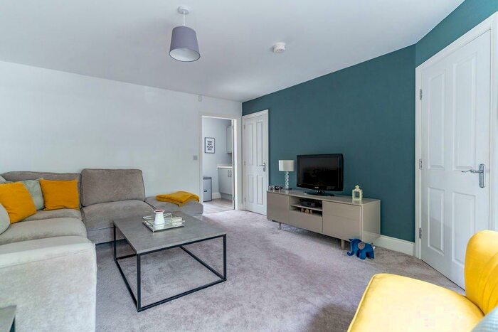3 Bedroom Apartment To Rent In Playford Road, London, N4