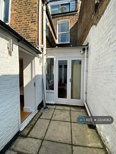 3 Bedroom Flat To Rent In Hadley Street, London, NW1