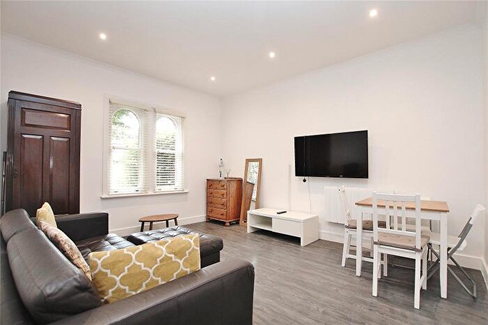 1 Bedroom Flat To Rent In Knaphill, Woking, GU21