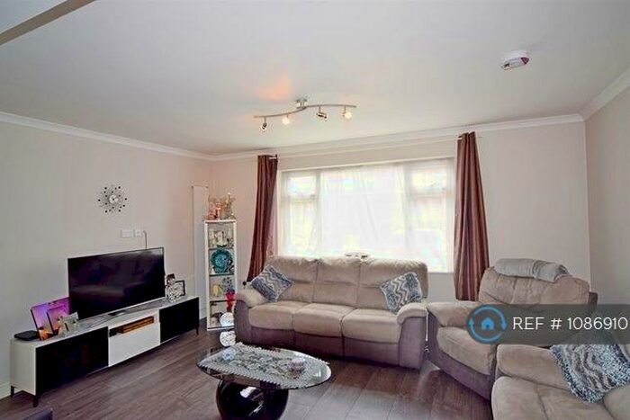 2 Bedroom Flat To Rent In Langham House, Worcester Park, KT4