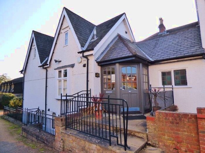 2 Bedroom Flat To Rent In Leatherhead, KT22