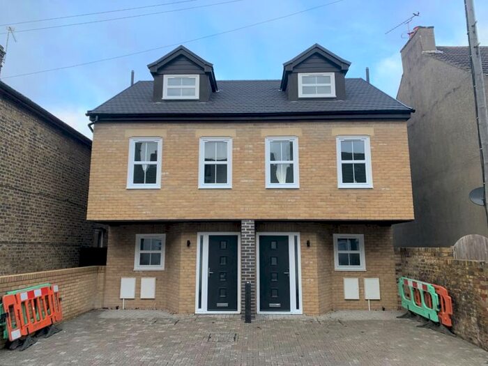 3 Bedroom Semi-Detached House To Rent In William Street, Sittingbourne, ME10