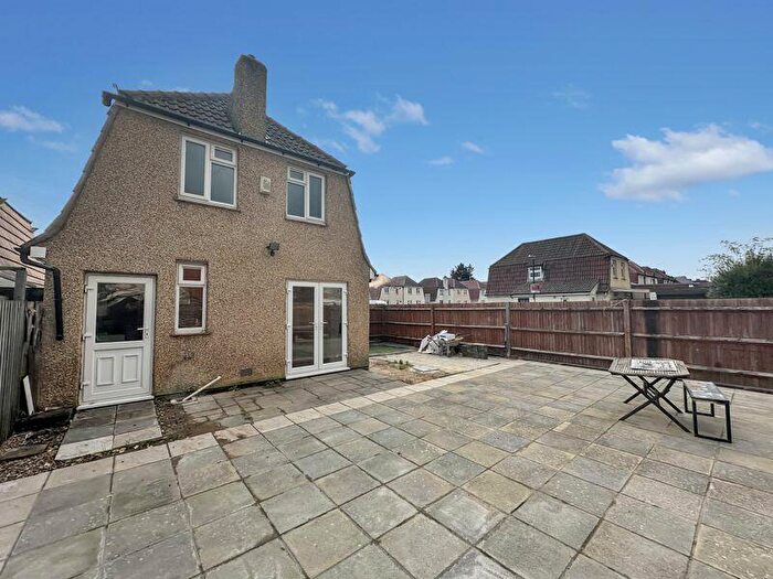 3 Bedroom Detached House To Rent In Elliman Avenue, Slough, SL2