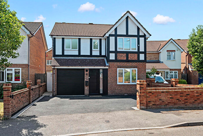 4 Bedroom Detached House For Sale In Cotswold Way, Worcester Park, KT4