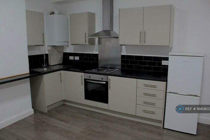 2 Bedroom Flat To Rent In Cross Street, Sale, M33