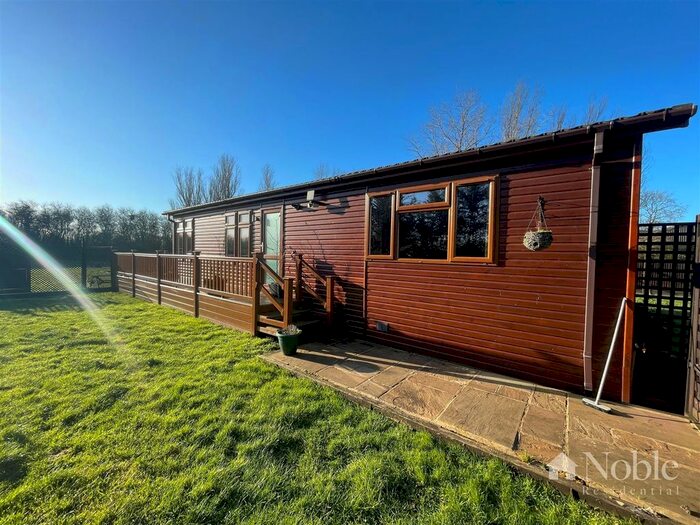 1 Bedroom Mobile/park Home For Sale In St. Marys Lane, North Ockendon, Upminster, RM14