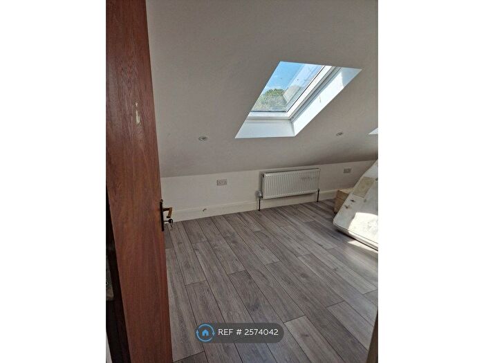3 Bedroom Flat To Rent In Forris Avenue, Hayes, UB3