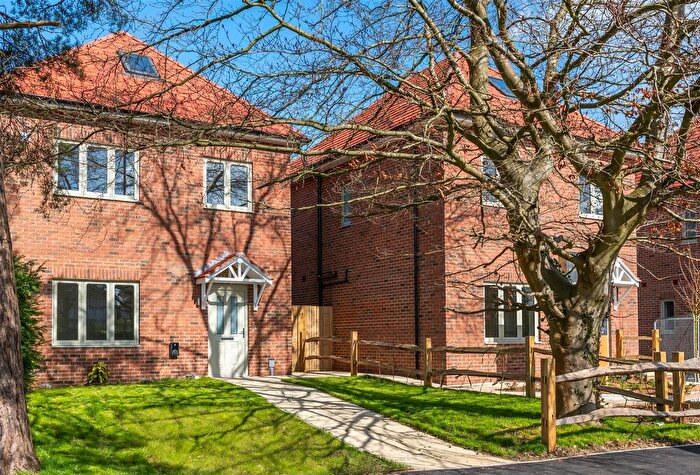 4 Bedroom Detached House For Sale In - Weatherhill Road, Smallfield, Horley, RH6