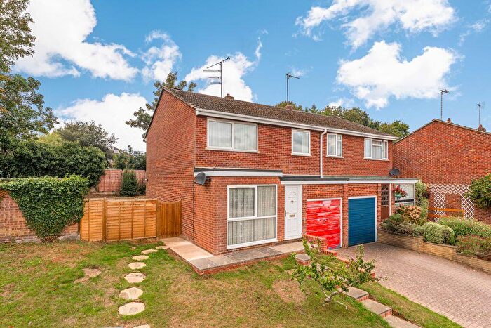 3 Bedroom Semi-Detached House For Sale In Valley Road, Banbury, OX16