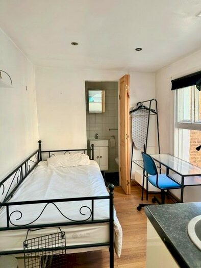 1 Bedroom Flat To Rent In Hazlitt Road, London, W14