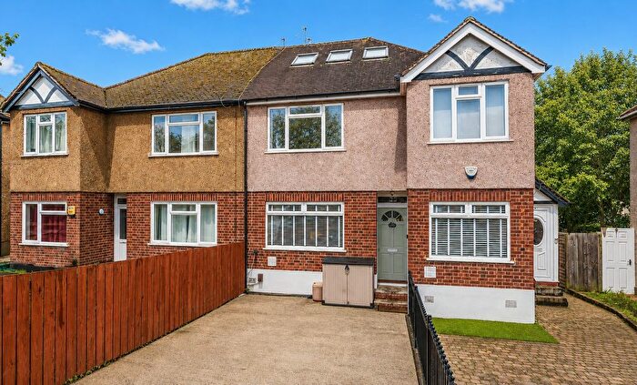 2 Bedroom Maisonette For Sale In Valley Close, Pinner, HA5