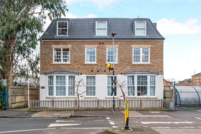 3 Bedroom Flat For Sale In Villers Road, Kingston Upon Thames, KT1