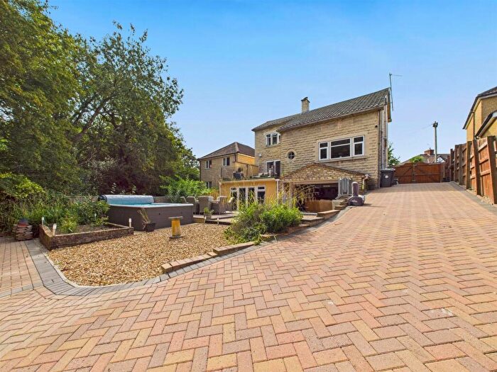 3 Bedroom Detached House For Sale In Plantation Road, Chippenham, SN14