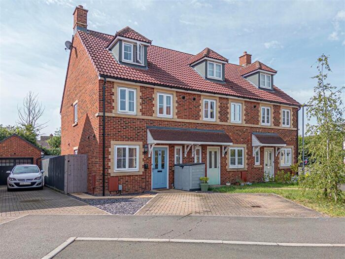 3 Bedroom Town House For Sale In Fieldfare Way, Melksham, SN12