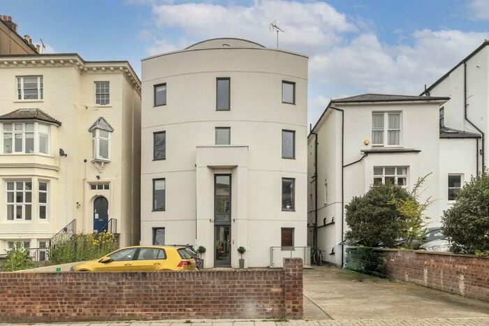 2 Bedroom Flat To Rent In Park Hill, London, SW4