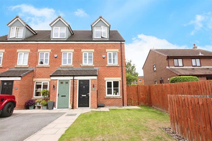 3 Bedroom Town House For Sale In Poplar Place, Whinmoor, Leeds, LS14