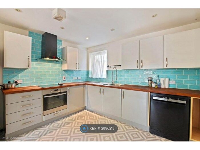 2 Bedroom Flat To Rent In Gray Court, London, E1
