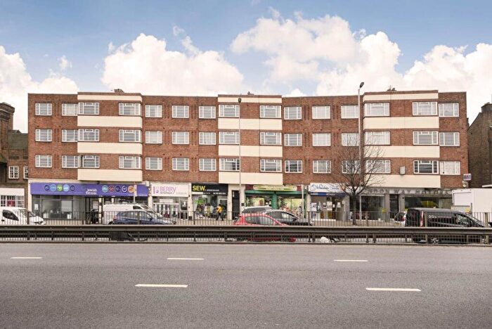 3 Bedroom Flat To Rent In Hendon Way, London, NW4