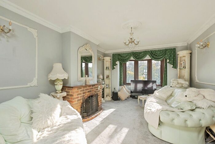 3 Bedroom Semi Detached House For Sale In Holbrook Way, Bromley, BR2