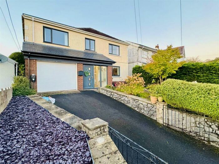 4 Bedroom Detached House For Sale In Kings Road, Llandybie, Ammanford, SA18