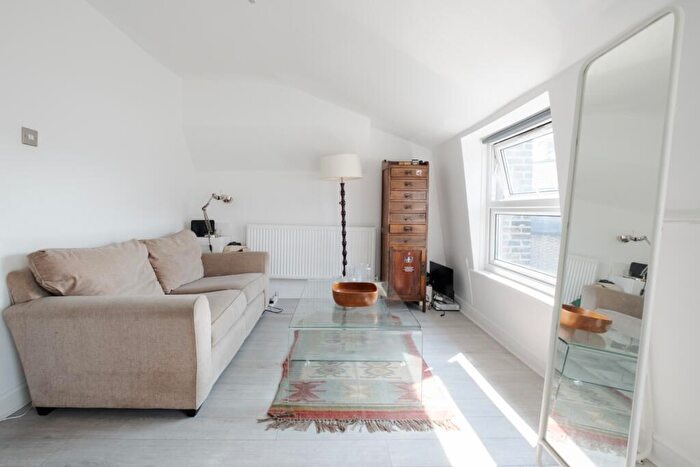 2 Bedroom Flat To Rent In Amhurst Road London, E8