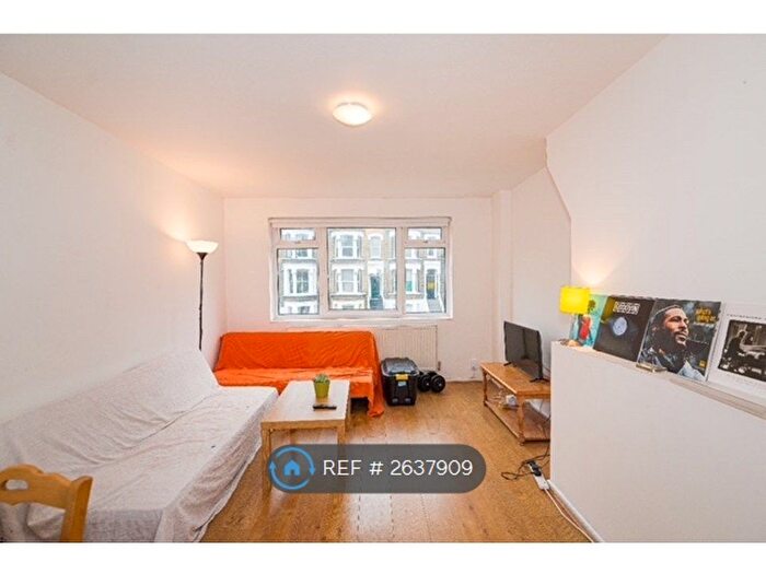 3 Bedroom Flat To Rent In Burford House, London, SW9