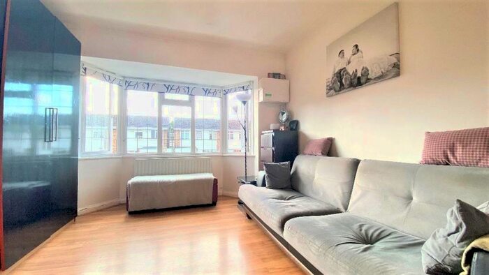 2 Bedroom Apartment To Rent In York Way, Whetstone, N20