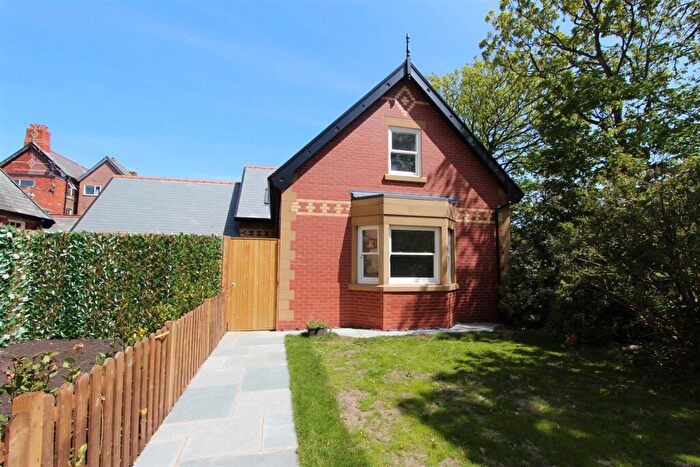 4 Bedroom Detached Bungalow To Rent In Clifton Drive North, Lytham St. Annes, FY8