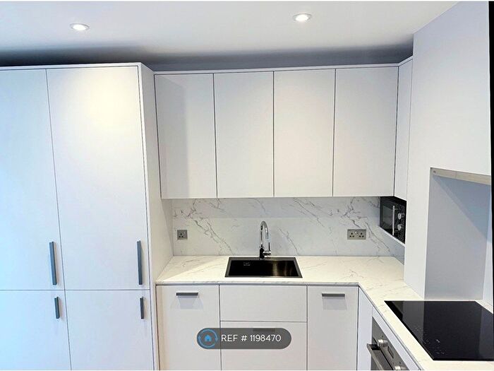 2 Bedroom Maisonette To Rent In Rothesay Avenue, London, SW20