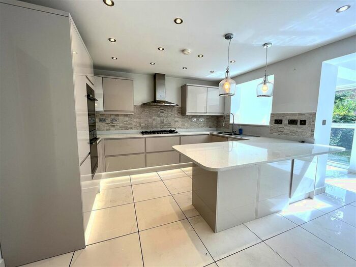 4 Bedroom Town House To Rent In Chase Side, Enfield, EN2