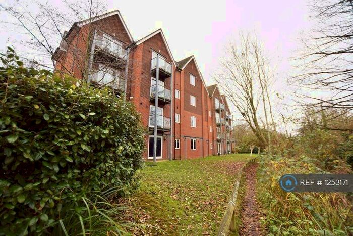 2 Bedroom Flat To Rent In The Lamports, Alton, GU34
