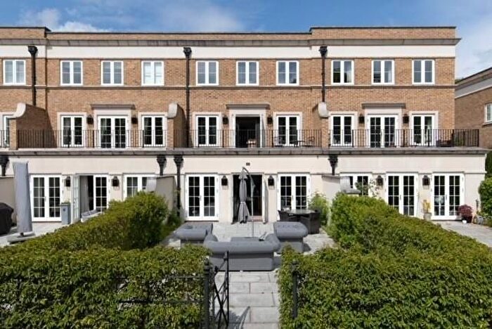 4 Bedroom Town House For Sale In Willoughby Lane, Bromley, BR1