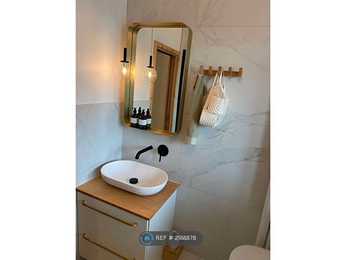 3 Bedroom Flat To Rent In Eglington Court, London, SE15