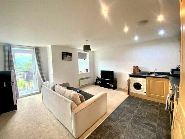 2 Bedroom Flat To Rent In Wood Street, Bingley, West Yorkshire, BD16
