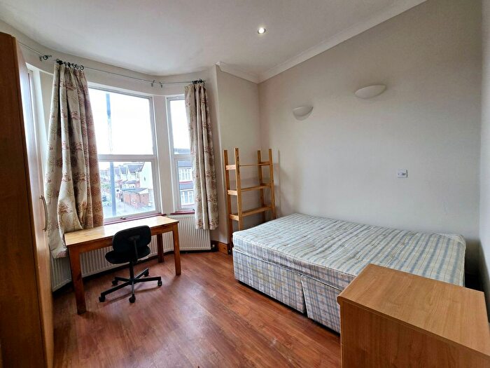 3 Bedroom Flat To Rent In Tooting Bec Road, London, SW17