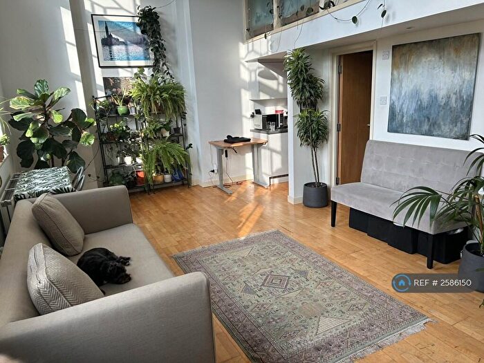 2 Bedroom Flat To Rent In Old School Square, London, E14