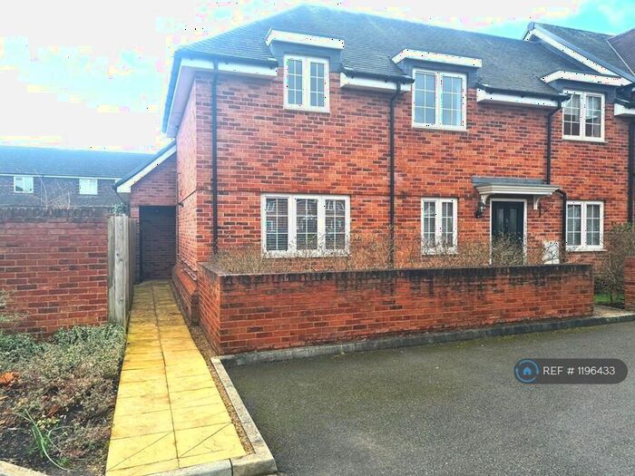 2 Bedroom Flat To Rent In Montague Mews, Farnham, GU9