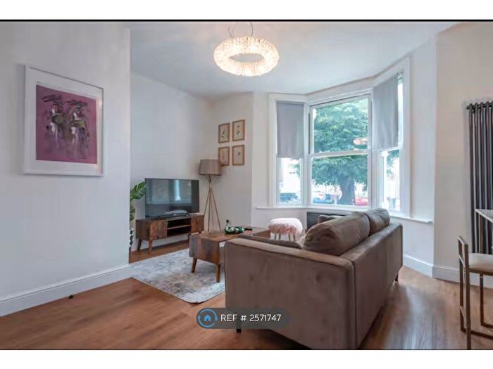 2 Bedroom Flat To Rent In Whitehorse Lane, London, SE25