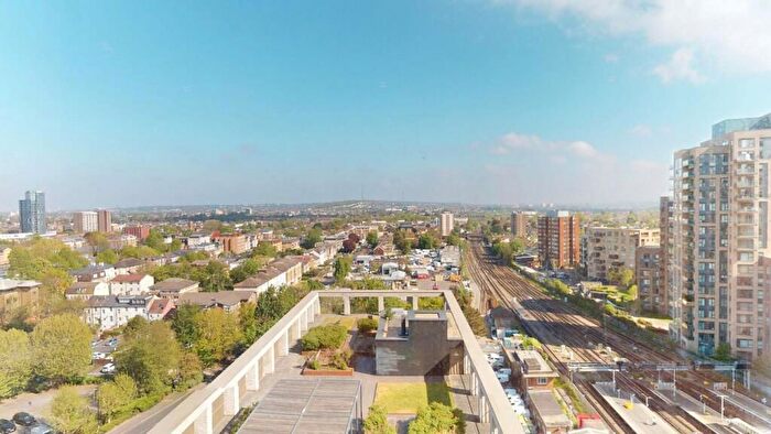 2 Bedroom Flat For Sale In Caithness Walk, Croydon, CR0