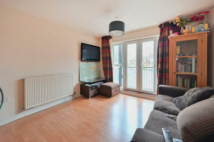 2 Bedroom Flat To Rent In Denham Road, Brunswick Park, London, N20