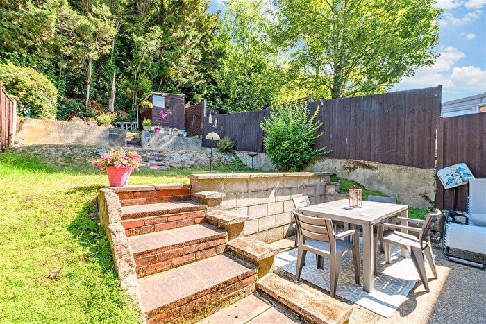 3 Bedroom Semi-Detached House For Sale In Beacon Road, Chatham, Kent, ME5