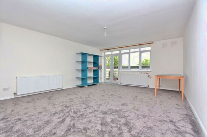 3 Bedroom Flat To Rent In Queen Elizabeth Walk, Stoke Newington, London, N16