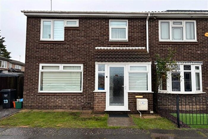 3 Bedroom Semi-Detached House To Rent In Bedroom Semi Detached House In Basildon, SS13
