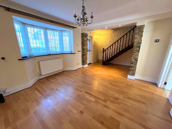 3 Bedroom Semi-Detached House To Rent In Rainham Road North, Dagenham, RM10